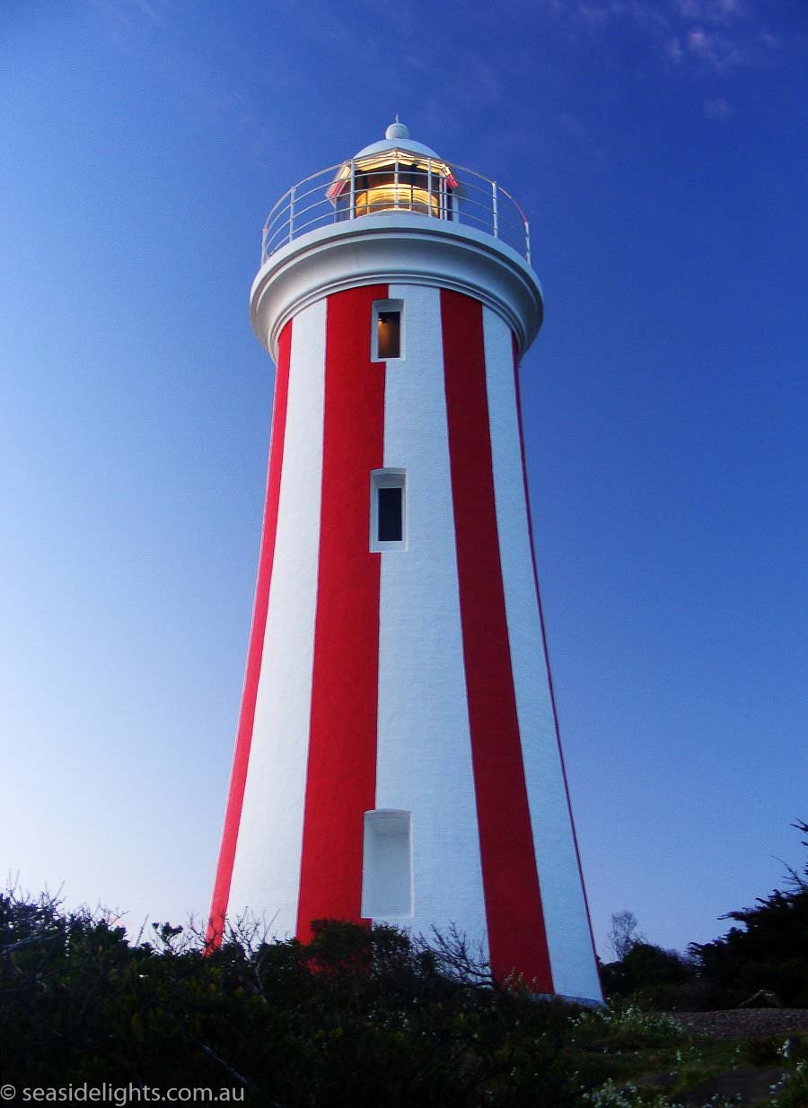 독특한 붉은 줄무늬 등대 관람